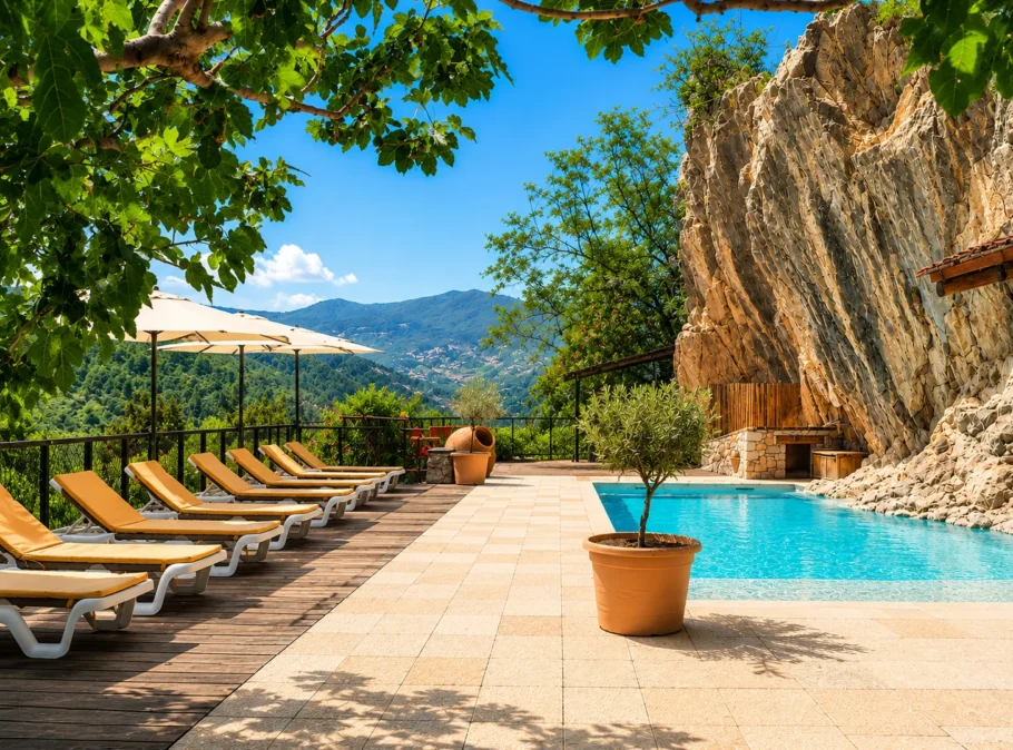 La piscine et sa terrasse, vue sur la vallée