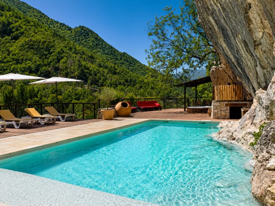 La piscine creusée dans la roche