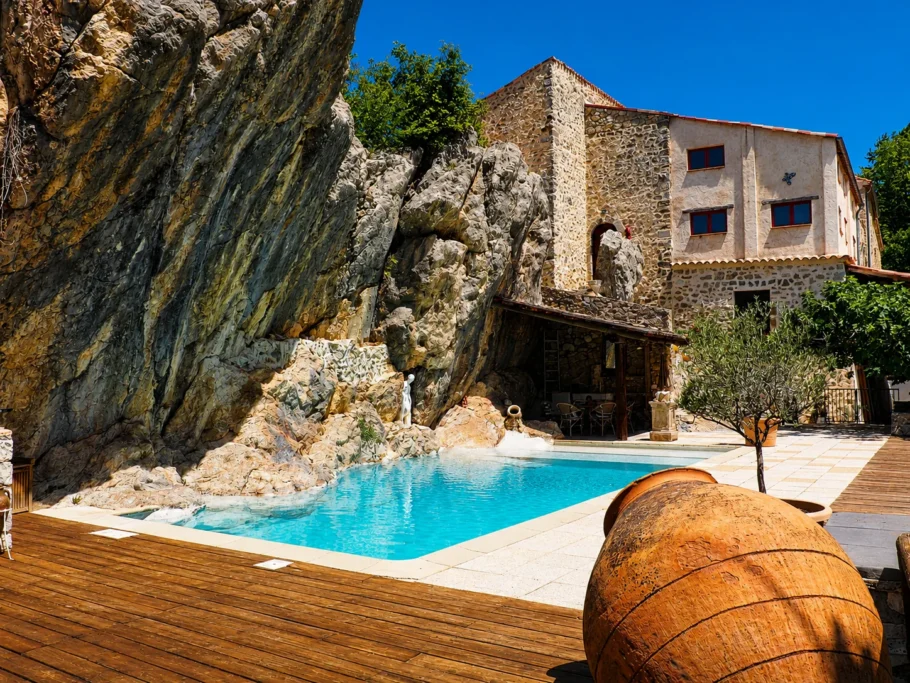 Les transats au bord de la piscine