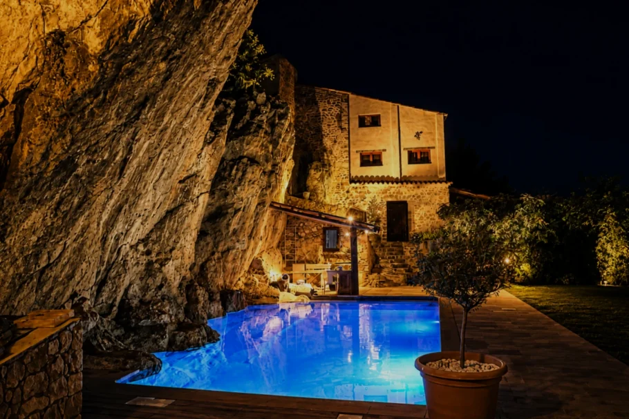 La piscine illuminée à la nuit tombée